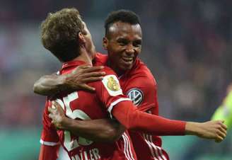 Green e Müller comemoram segundo gol do Bayern de Munique na Copa da Alemanha (Foto: Christof Stache / AFP)