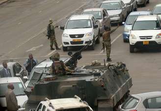 Veículos militares e soldados patrulham ruas de Harare
 15/11/2017    REUTERS/Philimon Bulawayo