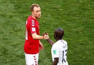 Dinamarquês Eriksen e francês Kanté após jogo entre Dinamarca e França 26/06/2018 REUTERS/Axel Schmidt