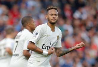 Neymar comemora seu gol de pênalti no jogo entre PSG e Guingamp