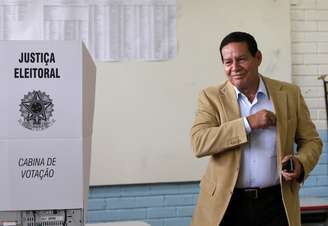 Hamilton Mourão vota em Brasília 07/10/2018 REUTERS/Adriano Machado