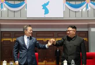 Presidente da Coreia do Sul, Moon Jae-in, e líder norte-coreano, Kim Jong Un, em Pyongyang 19/09/2018. Pyeongyang Press Corps/Pool via Reuters