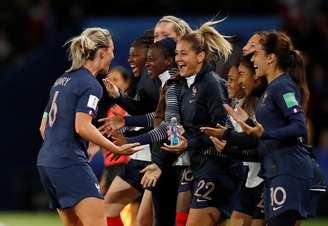 Francesas comemoram quarto gol na goleada contra a Coreia do Sul
07/06/2019
REUTERS/Christian Hartmann