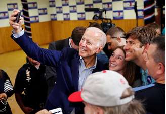Pré-candidato democrata à Presidência dos EUA Joe Biden durante encontro com eleitores em Iowa
11/06/2019
REUTERS/Jordan Gale