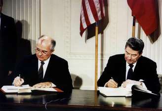 Ex-presidente dos EUA, Ronald Reagan, e ex-presidente da Rússia, Mikhail Gorbachev, assinam tratado sobre mísseis na Casa Branca em 1987
08/12/1987
REUTERS/File Photo