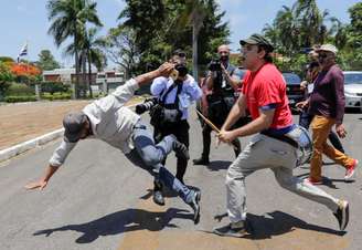 Simpatizantes de Guaidó e Maduro brigam do lado de fora da embaixada da Venezuela em Brasília
13/11/2019
REUTERS/Sergio Moraes