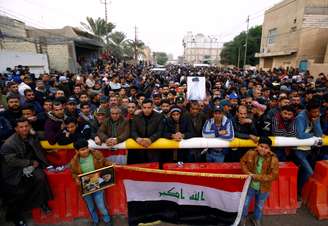 Apoiadores do clérigo Moqtada al-Sadr se reúnem perto de sua residência, em Najaf, no Iraque
07/`12/2019
REUTERS/Alaa al-Marjani