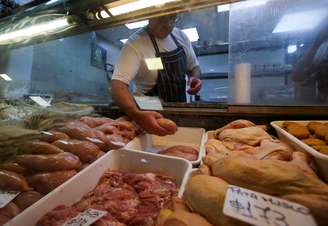Um fornecedor coloca peitos de frango à venda em uma loja de aves em um mercado em Buenos Aires, Argentina. 18/04/2019. REUTERS/Agustin Marcarian