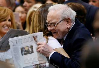 Warren Buffett, CEO da Berkshire Hathaway, com um jornal em mãos durante evento em Omaha, Nebraska (EUA) 
06/05/2017
REUTERS/Rick Wilking