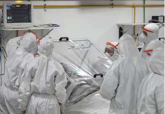Profissionais de saúde atendem paciente em hospital de campanha em Manaus
14/04/2020
REUTERS/Bruno Kelly