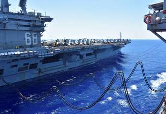 Porta-aviões norte-americano USS Nimitz é reabastecido no Mar do Sul da China
07/07/2020 Marinha dos Estados Unidos/Christopher Bosch/Divulgação via REUTERS
