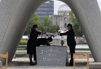 Lista com nomes de mortos na guerra é entregue ao prefeito de Hiroshima, Kazumi Matsui, por representante das famílias das vítimas da bomba atômica, no Parque da Paz
Kyodo/via REUTERS
