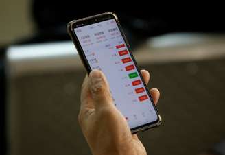 Investidor checa preços de ações em corretora de Pequim. REUTERS/Jason Lee