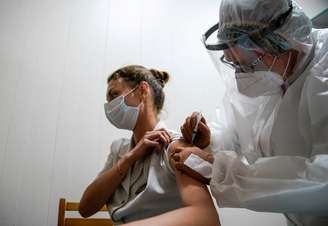Médica recebe dose de vacina para Covid-19 em Tver, na Rússia
12/10/2020
REUTERS/Tatyana Makeyeva