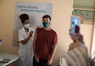 Homem é vacinado contra o coronavírus com imunizante da Oxford-AstraZeneca no Palácio do Catete, Rio de Janeiro
23/04/2021 REUTERS/Pilar Olivares