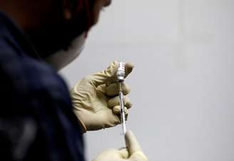 Agente de saúde prepara injeção com dose da vacina indiana Covaxin na Índia
26/11/2020
REUTERS/Amit Dave