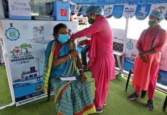 Programa de vacinação em navio na ilha de Gosaba, Índia
 12/7/2021 REUTERS/Rupak De Chowdhuri