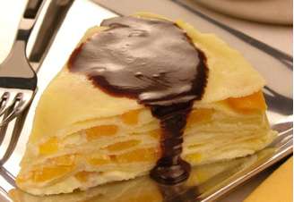 Guia da Cozinha - Lasanha de pêssego com calda de chocolate para surpreender na sobremesa