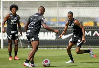 Robson Bambu marcando Xavier no treino (Foto: Rodrigo Coca/ Agência Corinthians)
