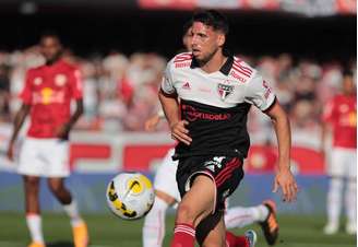 Calleri ostenta a nova camisa do Tricolor no jogo ante o Bragantino (Foto: Rubens Chiri/São Paulo FC)