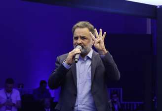 Aécio Neves durante evento do PSDB em agosto de 2023