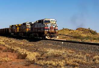 Trem carregando minério de ferro de mina da Rio Tinto na Austrália