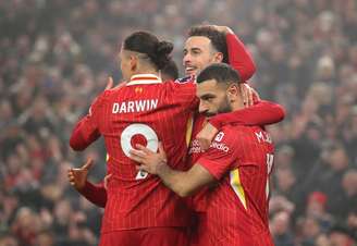 Jogadores do Liverpool comemorando o gol de Gakpo. 