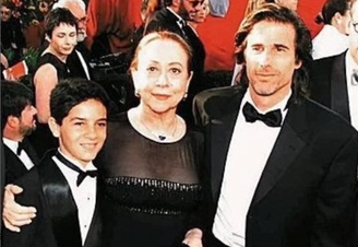 Vinicius ao lado de Fernanda Montenegro e do diretor Walter Salles no tapete vermelho do Oscar em 1999
