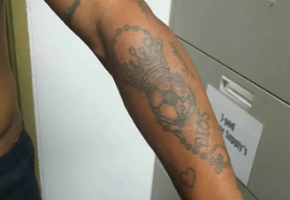 Ex-jogador acusado de integrar facção é deportado dos EUA por tatuagem em homenagem ao Real Madrid