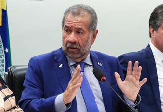 Então ministro da Previdênia Social, Carlos Lupi, fala durante reunião na Câmara