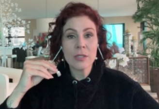 Carla Zambelli anunciou a saída do País em uma transmissão no Youtube