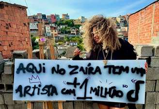 Mileny Leme vinha postando fotos com cartazes e o crescente número de seguidores, até este, emblemático, de 1 milhão.