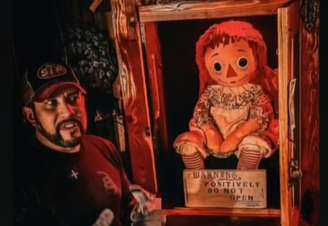 Dan Rivera ao lado da boneca Annabelle durante exposição