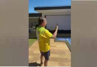 Bolsonaro acompanha atos por ligação de vídeo