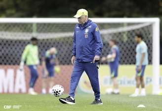 Carlo Ancelotti durante treino da Seleção Brasileira