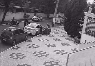 Abordagem foi feita por três assaltantes, que cercaram o veículo