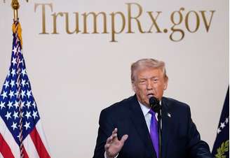 O presidente dos EUA, Donald Trump, discursa durante um evento sobre preços de medicamentos no Auditório do Pátio Sul, no complexo da Casa Branca, em 5 de fevereiro de 2026, em Washington, DC. O presidente anunciou o lançamento do TrumpRx, que, segundo a Casa Branca, ajudaria a reduzir os preços dos medicamentos prescritos.