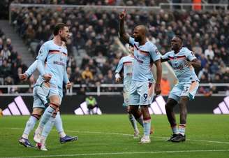 Igor Thiago comemorando um dos gols da vitória do Brentford 
