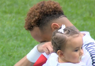 Neymar emocionado durante hino nacional