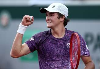 João Fonseca vibra ao vencer na segunda rodada de Roland Garros