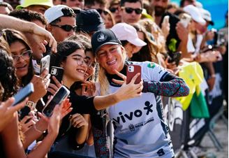 Tati Weston-Webb recebe o carinho dos torcedores em Saquarema