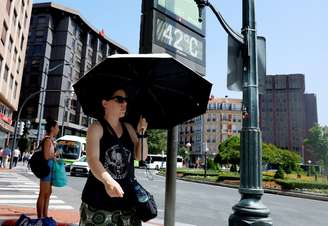 Mulher passa por painel que marca 42 graus Celsius durante onda de calor na primavera em Bilbau, Espanha
27 de maio de 2026 REUTERS/Vincent West