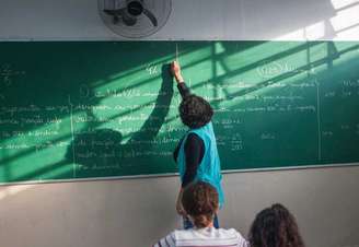 Pesquisa indica envelhecimento do quadro de professores e dificuldade de formar e atrair novos profissionais.