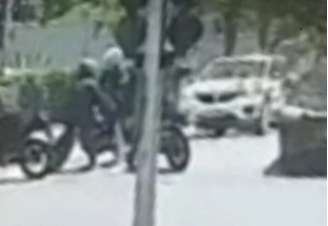 Mulher de 35 anos é baleada no rosto na manhã de domingo, 18 de outubro, ao passar perto de ladrões que roubavam uma moto.