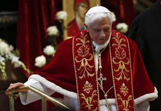<p>Papa Bento XVI é visto após celebrar uma missa na Basílica de São Pedro, no Vaticano</p>