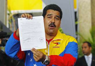 Nicolas Maduro apresenta documento que mostra que sua candidatura foi registrada oficialmente