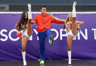 <p>Antes de jogar contra Andy Murray, o tenista Bernard Tomic resolveu se divertir com as cheerleaders do Miami Dolphins na Flórida</p>