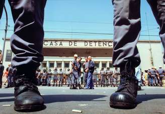 <p>Nesta primeira etapa, serão julgados os policiais que atuaram no primeiro pavimento do pavilhão 9  palco da tragédia , onde ocorreram 15 das 111 mortes registradas naquele dia</p>