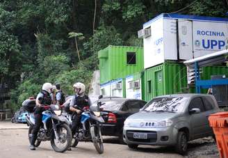 <p>Policiais militares participam das buscas pelo pedreiro Amarildo de Souza, desaparecido desde julho na Rocinha</p>