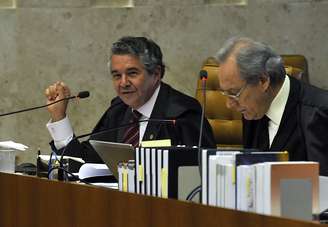 <p><strong>14 de agosto -</strong> Ministros Marco Aurélio Mello (esq.) e Ricardo Lewandowski (dir.) participam do primeiro dia de julgamento dos recursos do mensalão</p>